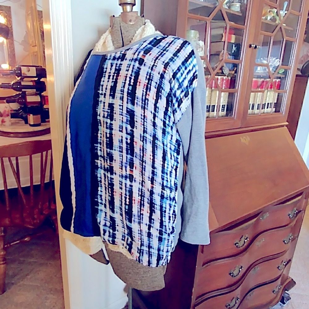Long sleeve top in grey, blue and black